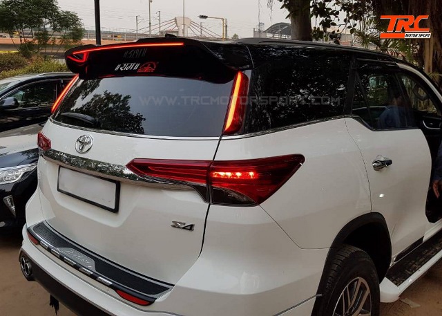 สปอยเลอร์ FORTUNER 2018 ทรง TRD SPORTIVO ไฟเบรคแบบ LIGHTBAR ผลิตจากพลาสติก PP งานดิบ สินค้านำเข้า